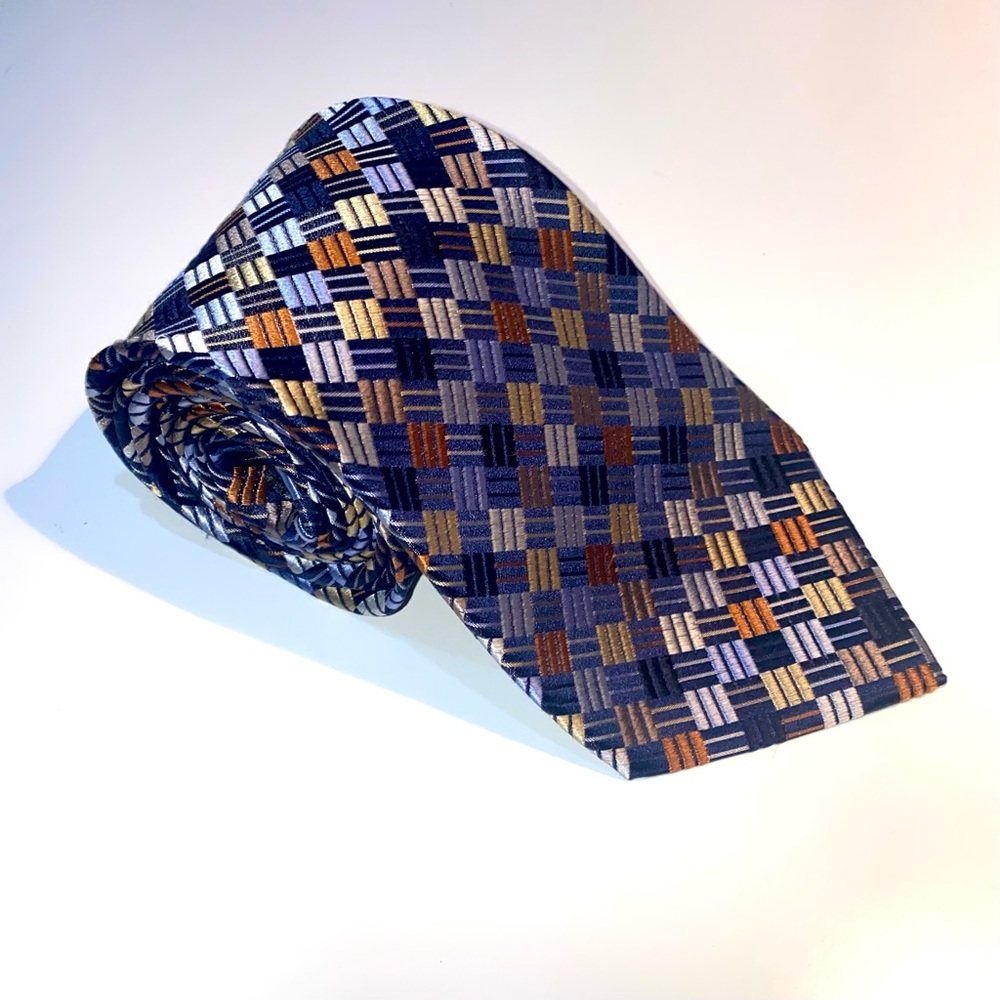VAN HEUSEN Men’s Necktie with Grey/Black/Gold/Copper Geometric Design 100% Silk